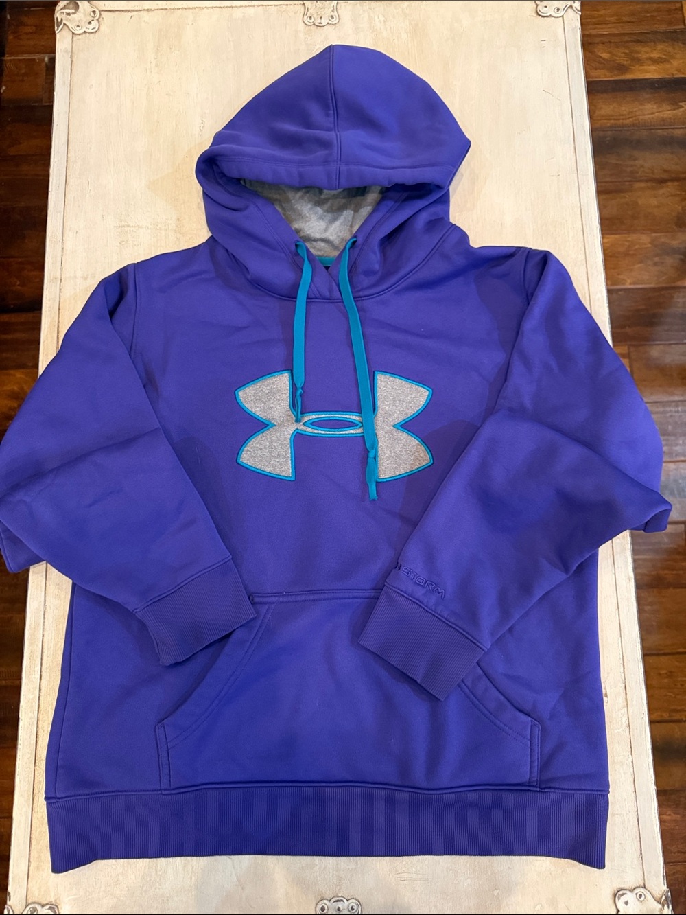 Women’s semifitted under armour Storm sweatshirt hoodie size medium